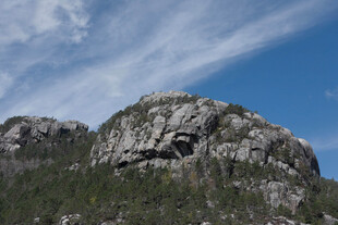巍峨石山映照蓝天