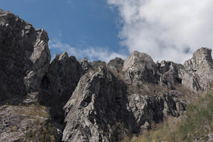 巍峨嶙峋的壮丽山景