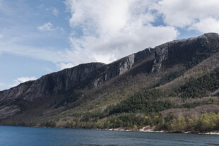 湖畔峻岭风光