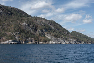 海边山峦美景