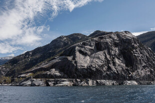 海边雄伟峻峭的岩石山峰