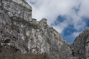 巍峨险峻的壮丽山景