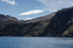 宁静山水间的湖光山色