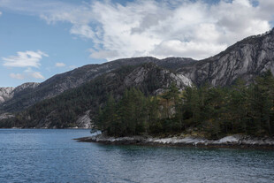 湖畔青山美景