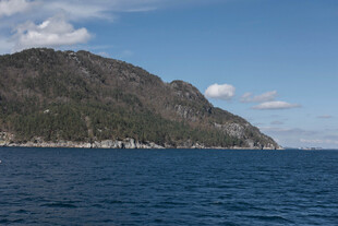 海边山峦美景