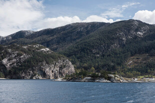 海上遥望山峦美景