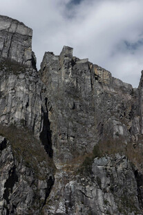 巍峨险峻的壮丽山峰