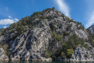 巍峨嶙峋山峰