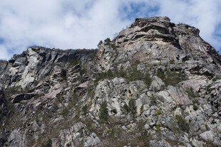 巍峨险峻的壮丽山峰