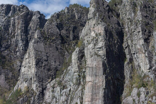 陡峭险峻的嶙峋山石