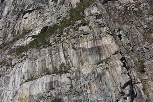 陡峭嶙峋的岩石山壁