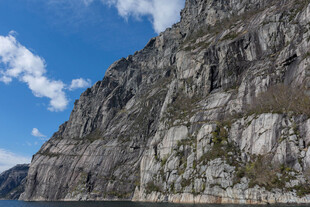 陡峭山壁与蓝天白云景观