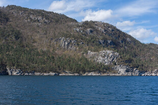 湖畔山峦美景