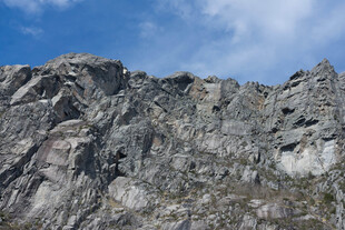 巍峨嶙峋的陡峭岩石山峰