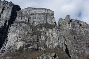 巍峨险峻的壮丽岩石山峰