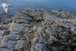 海边嶙峋岩石景观
