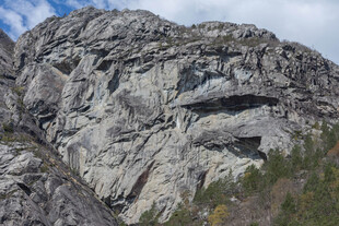 巍峨嶙峋的壮观岩石山峰
