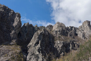 巍峨嶙峋的壮丽山峰