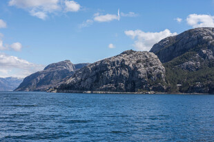 海上山峦美景