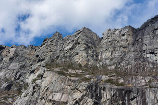 巍峨嶙峋的壮丽山峰
