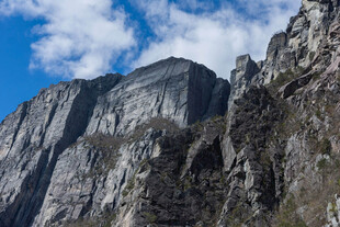巍峨壮丽的陡峭高山