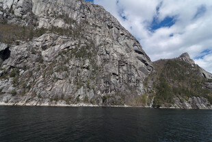 壮丽山水间的巍峨岩壁