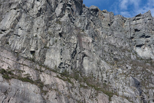 陡峭嶙峋的灰色岩石山峰