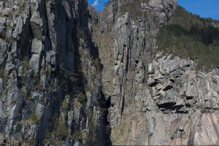 陡峭嶙峋的壮丽山壁