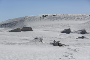 雪覆山丘上的零星石块