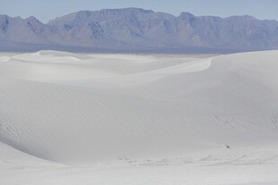 白色沙丘与远处山峦景观