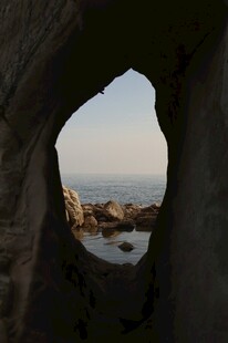 石洞中窥望的海景
