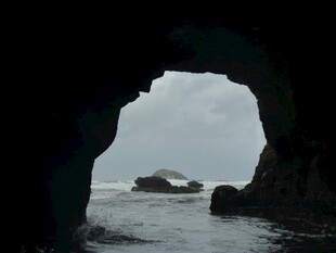 海边洞穴望海浪