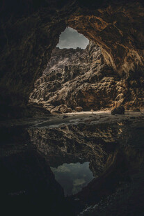 洞穴倒影自然静谧之景