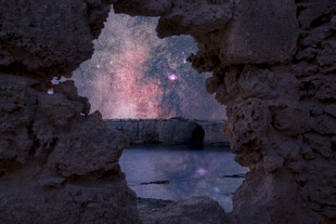 石洞中窥梦幻星空夜景