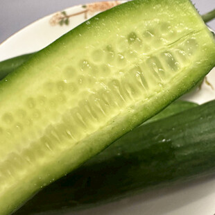 新鲜翠绿的切片黄瓜