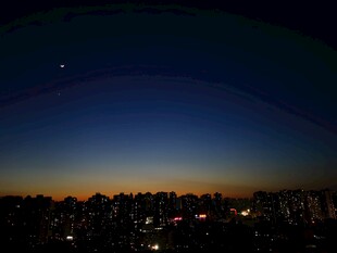 城市夜幕降临时的天际线