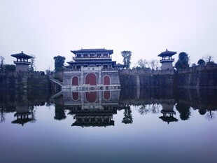 古风建筑倒映于平静湖面