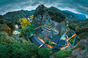 山间古寺藏于葱郁绿意中
