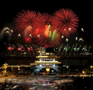 城市夜空下的绚烂烟花秀