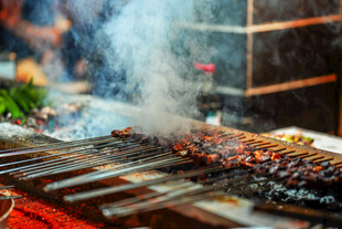炭火上滋滋冒气的烤肉