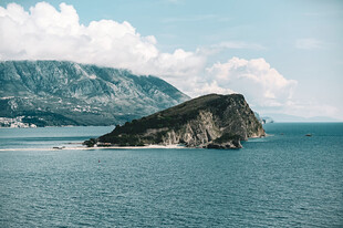 海中孤岩