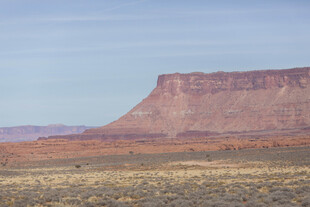 荒漠中的红色壮丽山丘