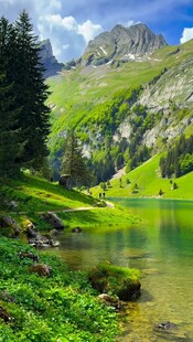 山间碧湖美景