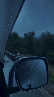 雨中车内后视镜外的景象