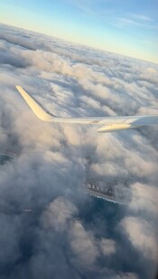 高空飞机穿云海美景