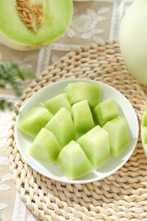 盘中切块的新鲜绿甜瓜