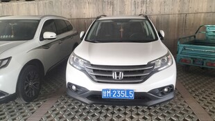 白色SUV停于车位