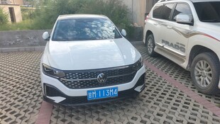 白色轿车停于户外停车区