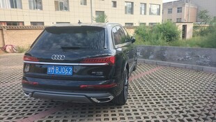 黑色SUV停在网格路面