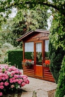 花园中的精致木质小屋